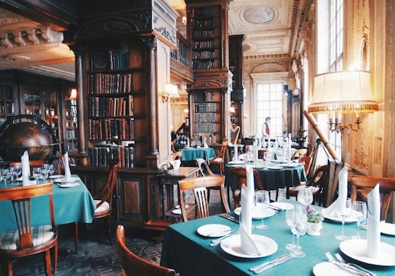 カフェ・プーシキンの上品な店内