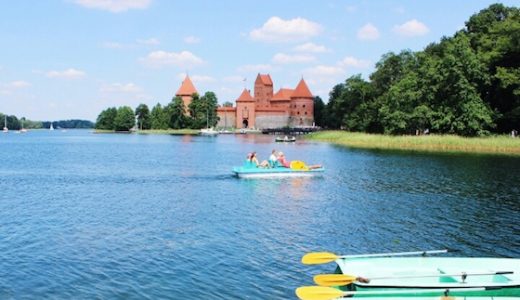 リトアニア共和国・ヴィリニュスのおしゃれ観光スポット：教会のある町でのんびり