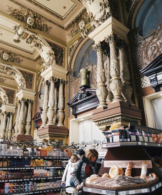 豪華な装飾が施された地下鉄駅